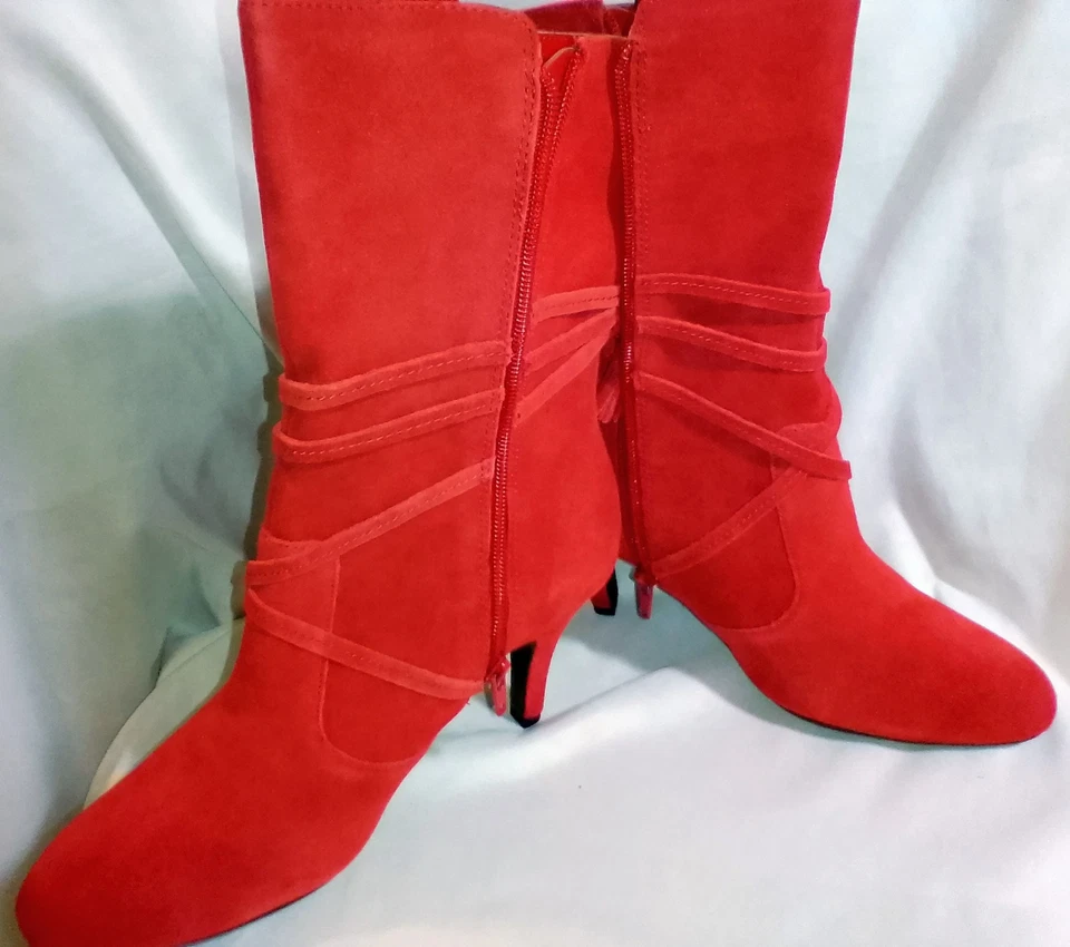 Lo último en Hollywood Botas de Gamuza Rojo Rubí Tacón Punta Nuevas con Fondo de Caja. 8M Foto 2 de 4