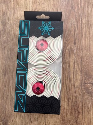Supacaz Sticky Kush Galaxy Bar Tape weiß mit roten Sternen & Ano Red Plugs