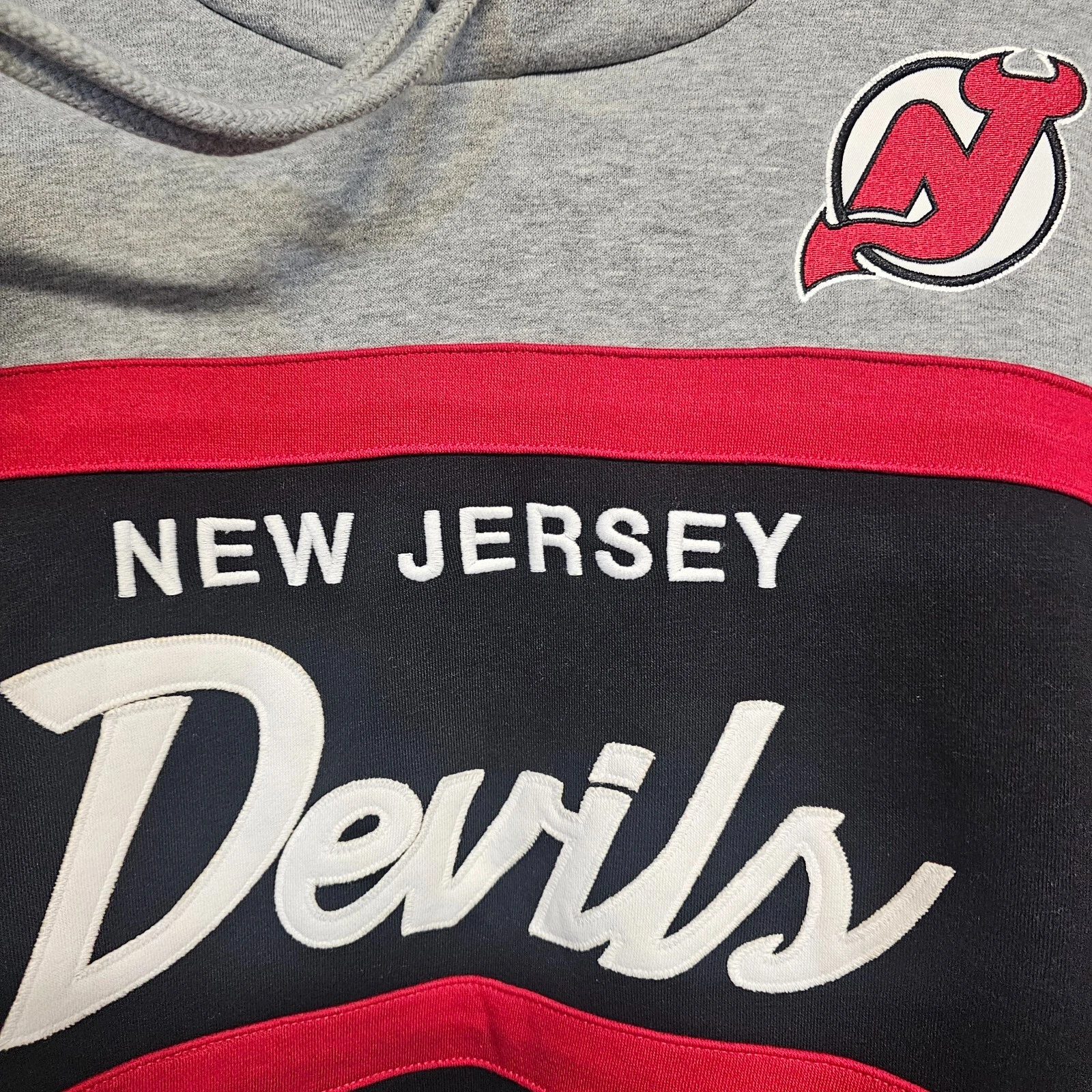Felpa con cappuccio nuova con etichette Mitchell & Ness NHL New Jersey Devils Head Coach Script da uomo L $110