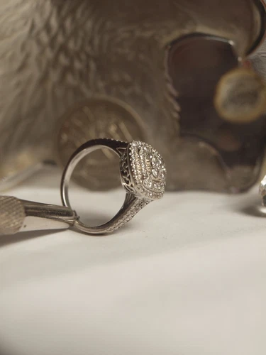 MHJ 14K WHITE GOLD LADIES NATURAL DIAMOND CLUSTER RING - TDW : 0.75 CARAT - Picture 9 of 12