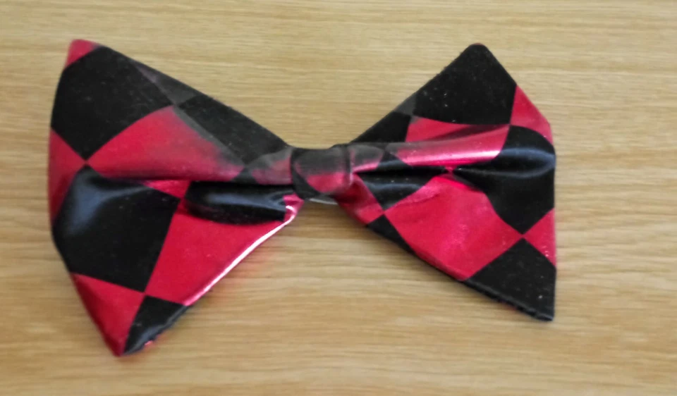 *Fliege schwarz rot Vintage 15 x 9,5 cm 80er Jahre, sehr guter  Zustand - Bild 1 von 2