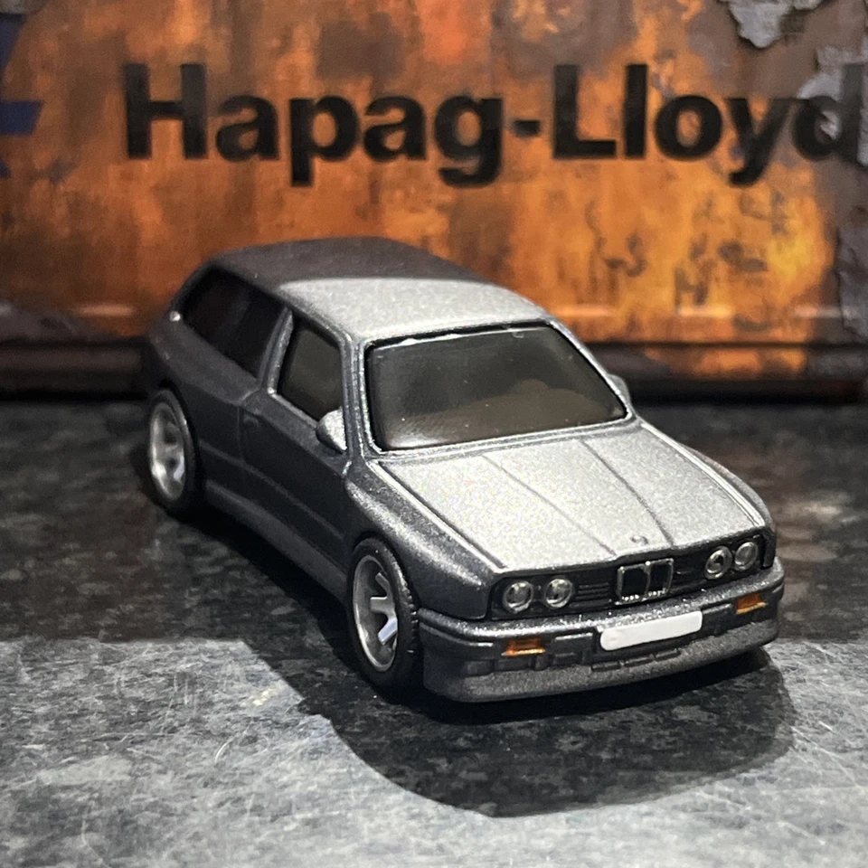 Hot Wheels BMW M3 Touring Custom com rodas de pilotos reais - Imagem 3 de 4