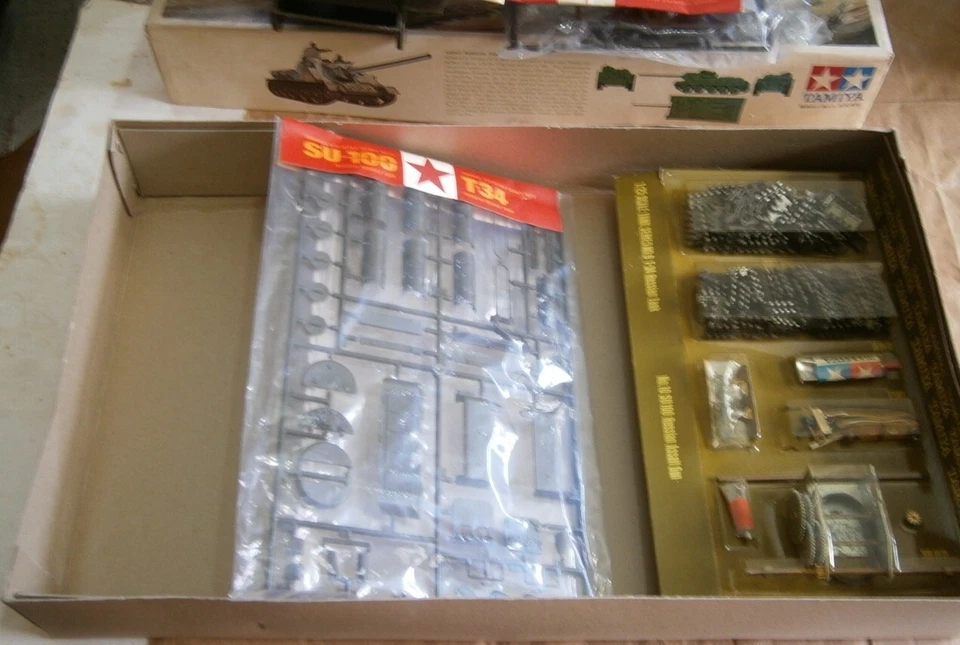 TAMIYA 1-25 RUSSIAN SU-100 PANZERJAGER MOTORIZZATO CINGOLI IN METALLO NUOVO VINT - Immagine 3 di 4