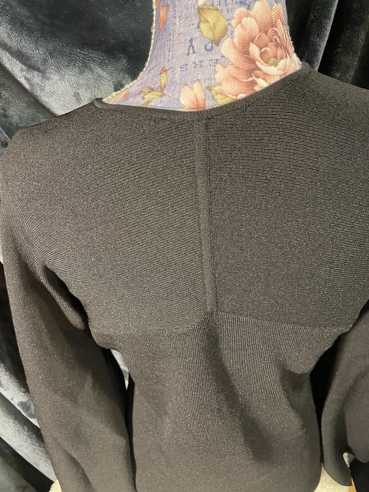 Suéter Ideology M negro mangas campana en V Foto 4 de 4