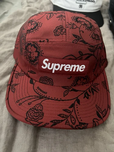 Casquette de camp tissée jacquard floral suprême rouge SS25 neuve en main envoi rapide ?