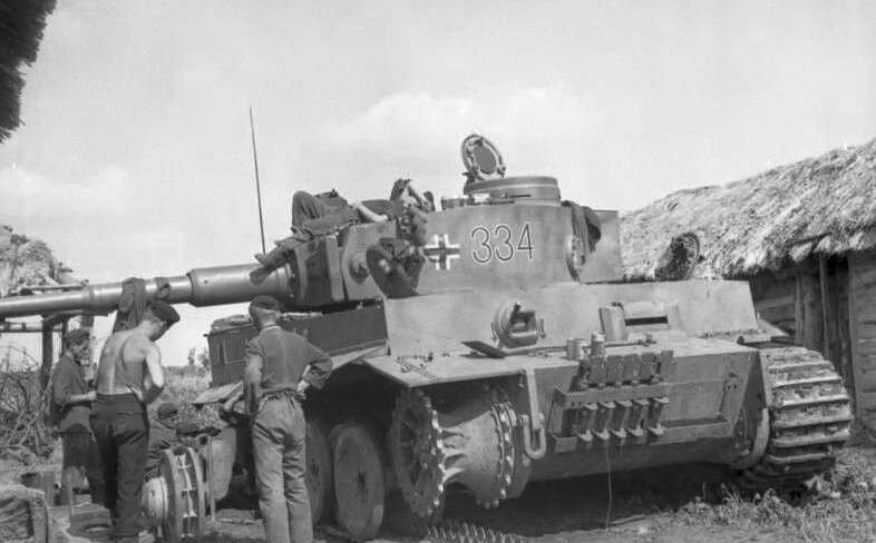 WW2 WWII Photo German Tiger I Tank Pzkpfw. VI Track Repair WW2 WWII Photo German Tiger I Tank Pzkpfw. VI Track Repair