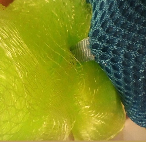 Kleiner grüner Körperschrubber Puff Bad Luffa Netz mit weichen bunten Fischen/Pool Spielzeug - Bild 2 von 5