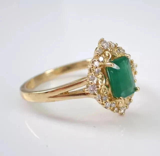 Anillo de compromiso con halo de esmeralda natural corte esmeralda de 3,00 quilates enchapado en oro amarillo de 14 k Foto 3 de 4