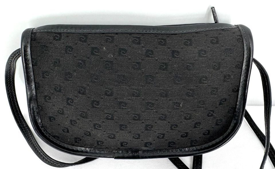 Bolsa tiracolo vintage anos 70 Pierre Cardin preta logotipo lona ombro pequeno - Imagem 2 de 4