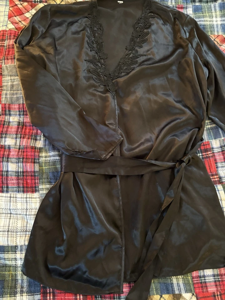 Bata de satén negra vintage íntima encaje floral Foto 4 de 4