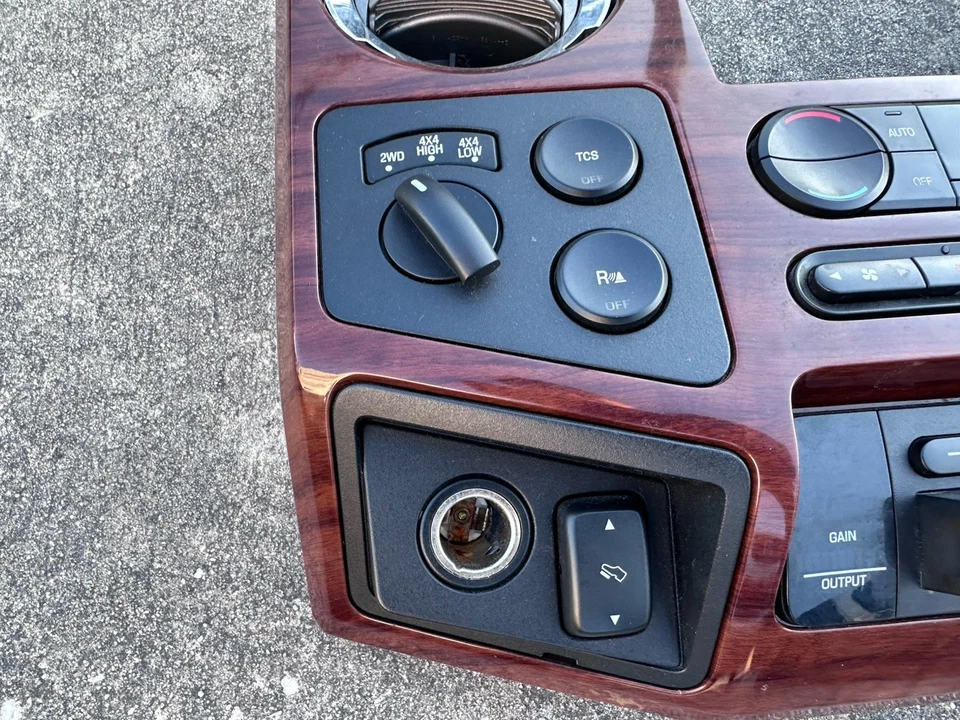 08-10 Ford F350 Super Duty KING RANCH Borde de bisel de tablero de madera con controles de aire acondicionado / auxiliares Foto 2 de 4