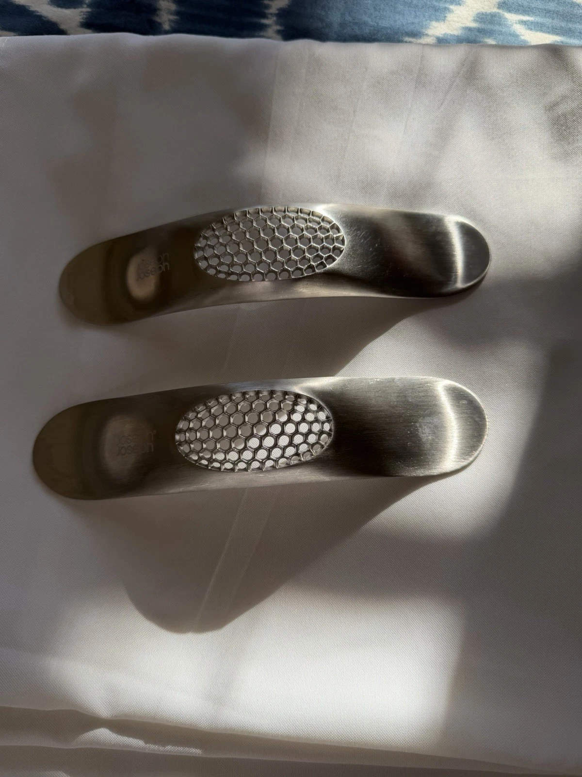 JOSEPH JOSEPH STAINLESS STEEL GARLIC ROCKERS CRUSHER PRESS CRUSHER. Set of 2
Opens in a new window o