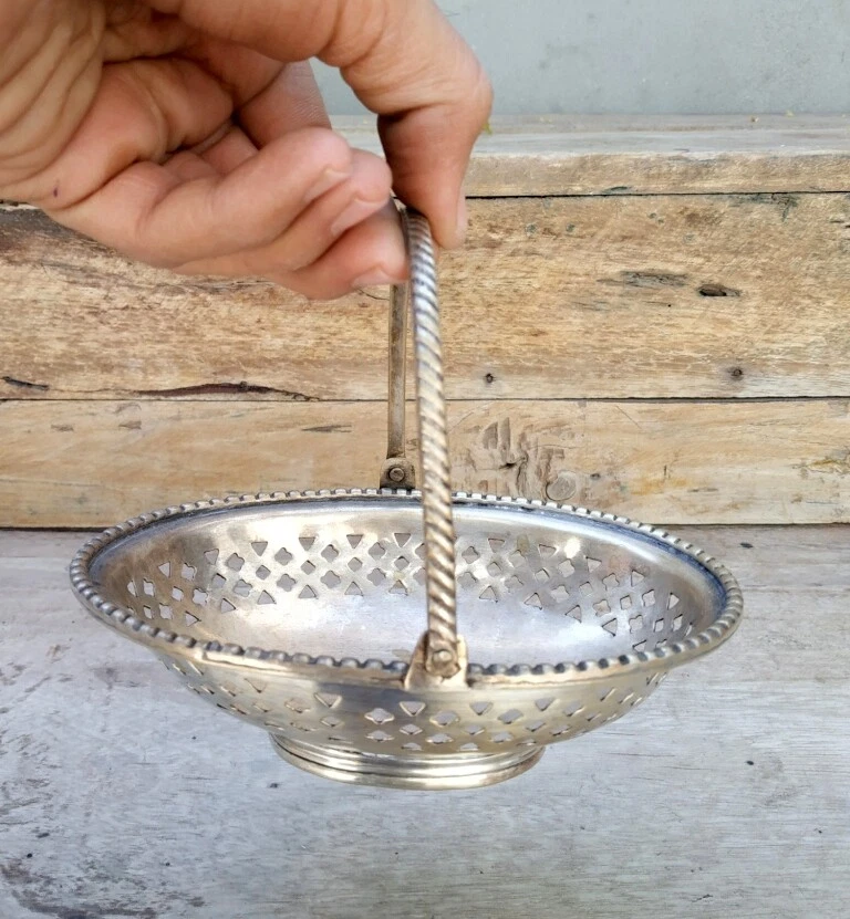 Cesta de flores de templo ritual vintage floral corte jali plateada hecha en Inglaterra Foto 3 de 4