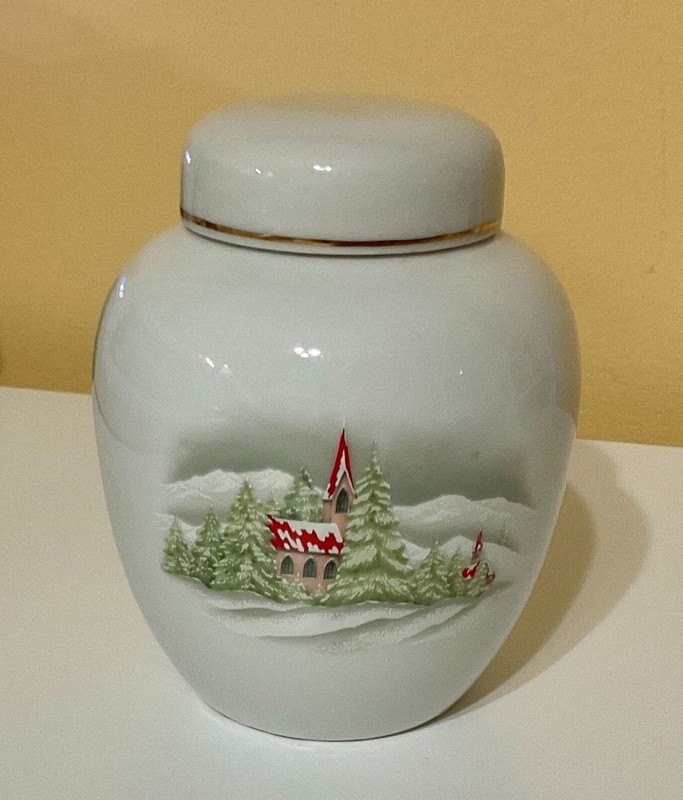 Vintage Treasure Masters Collectable Christmas Scene Ginger Jar