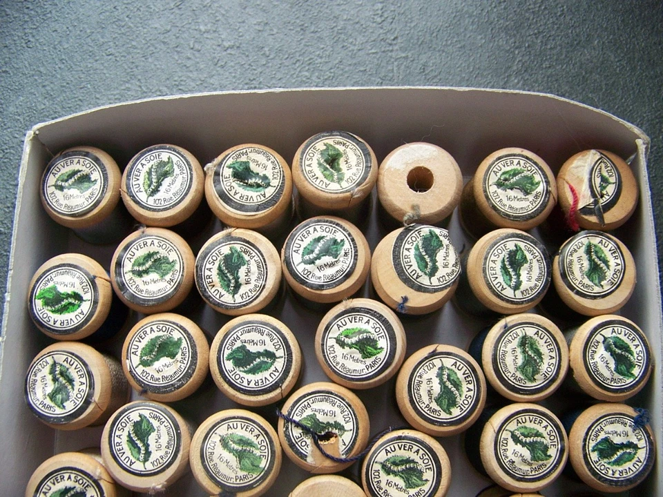 LOT DE 52 BOBINES DE FIL DE SOIE - AU VERS A SOIE -COLORIS DIFFERENTS - BO 33 - Photo 2/4