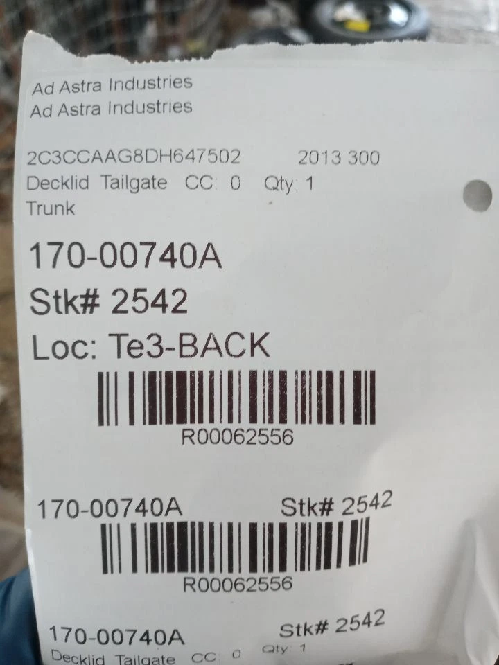 Черная панель крышки задней крышки багажника Chrysler 300 2011-2014 годов выпуска без камеры протестирована изготовителем оборудования  - Изображение 4 из 4