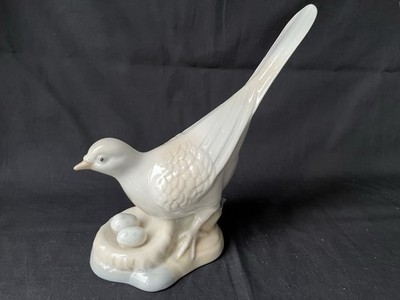Perceval, Taube Vogel Porzellan Figur mit Eiern, schöner Zustand.