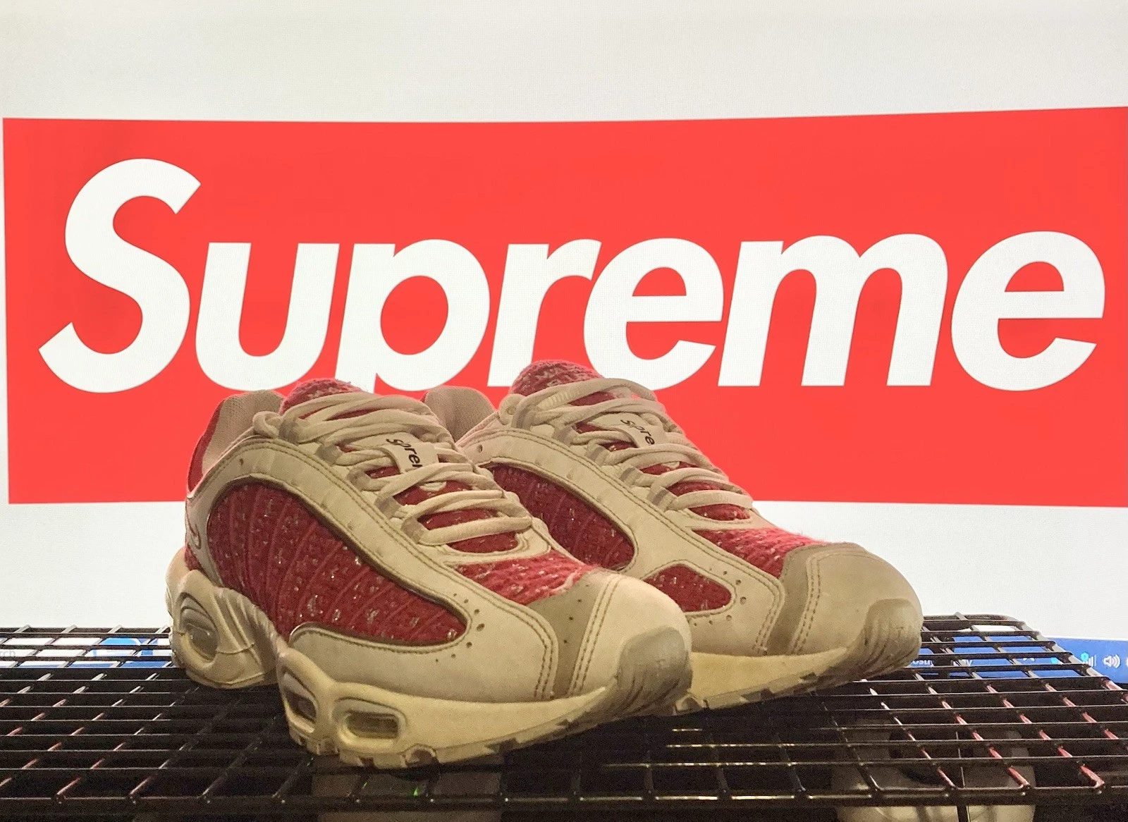 Nike Supreme x Air Max Tailwind 4 rouge/blanc UK 9,5