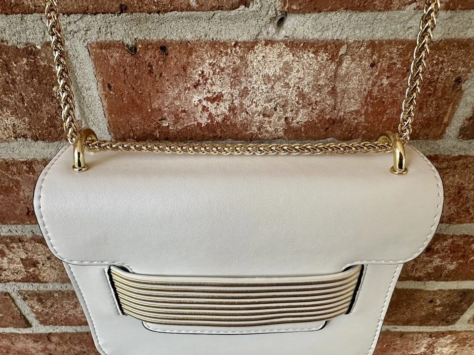 Cartera Bandolera GIANNI BINI Blanca con Oro con Correa de Cadena Dorada de 48”x6”x3” Foto 4 de 4