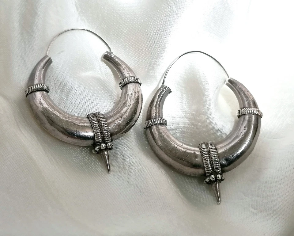 COPPIA ANTICHI BELLISSIMI ORECCHINI IN ARGENTO, RAJASTHAN (INDIA), XX SECOLO. - Immagine 2 di 4