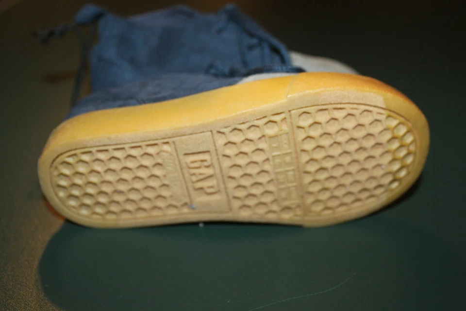 Baby Gap 全新带标签 学步儿童 男孩 7 人造麂皮绒 2 色 登山靴 - 海军蓝和灰色 — 第 4/4 张图片