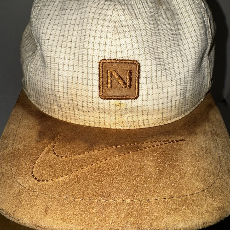 Gorra de Colección Nike N Logo Gamuza Ala Correa Hecha en EE. UU. Años 90 Beige Marrón Foto 3 de 4