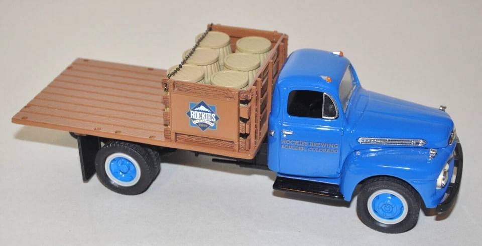 Camión de estacas Ford F-6 1951 First Gear escala 1:34 (Rockies Brewing) Foto 4 de 4