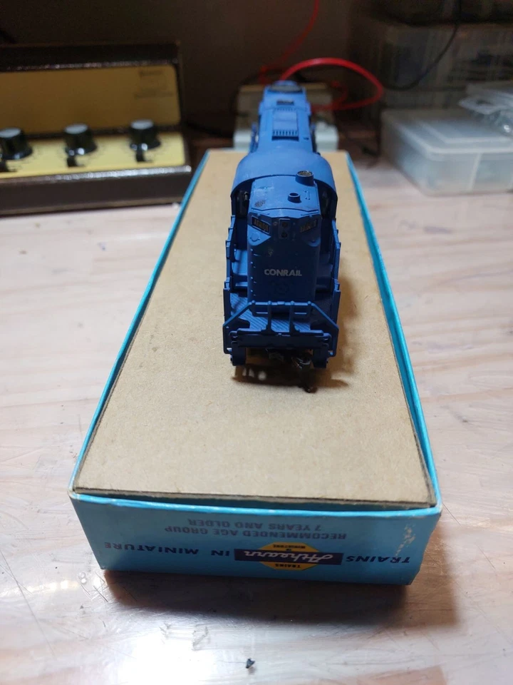 Model Power HO Scale Diesel Locomotive Train Alco RS-11 Conrail #8416 - Used - Image 3 of 4