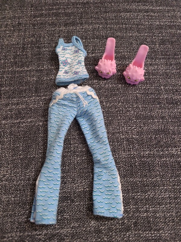 Lagoona Blue Hydration Station Outfit and Shoes Monster High
