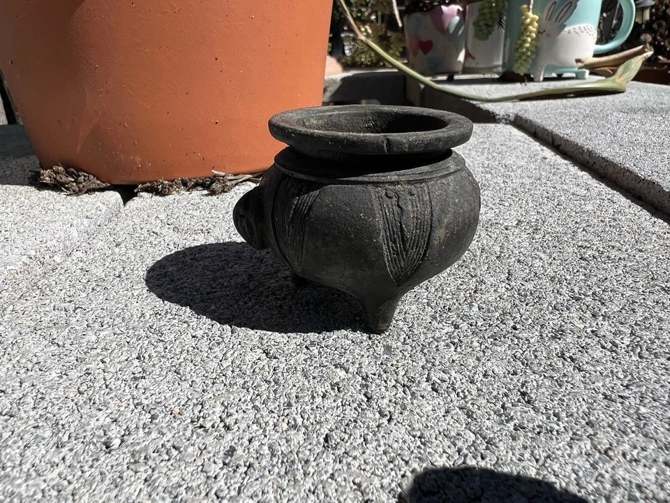 Antiguo mini quemador de incienso trípode chino de bronce Foto 2 de 4