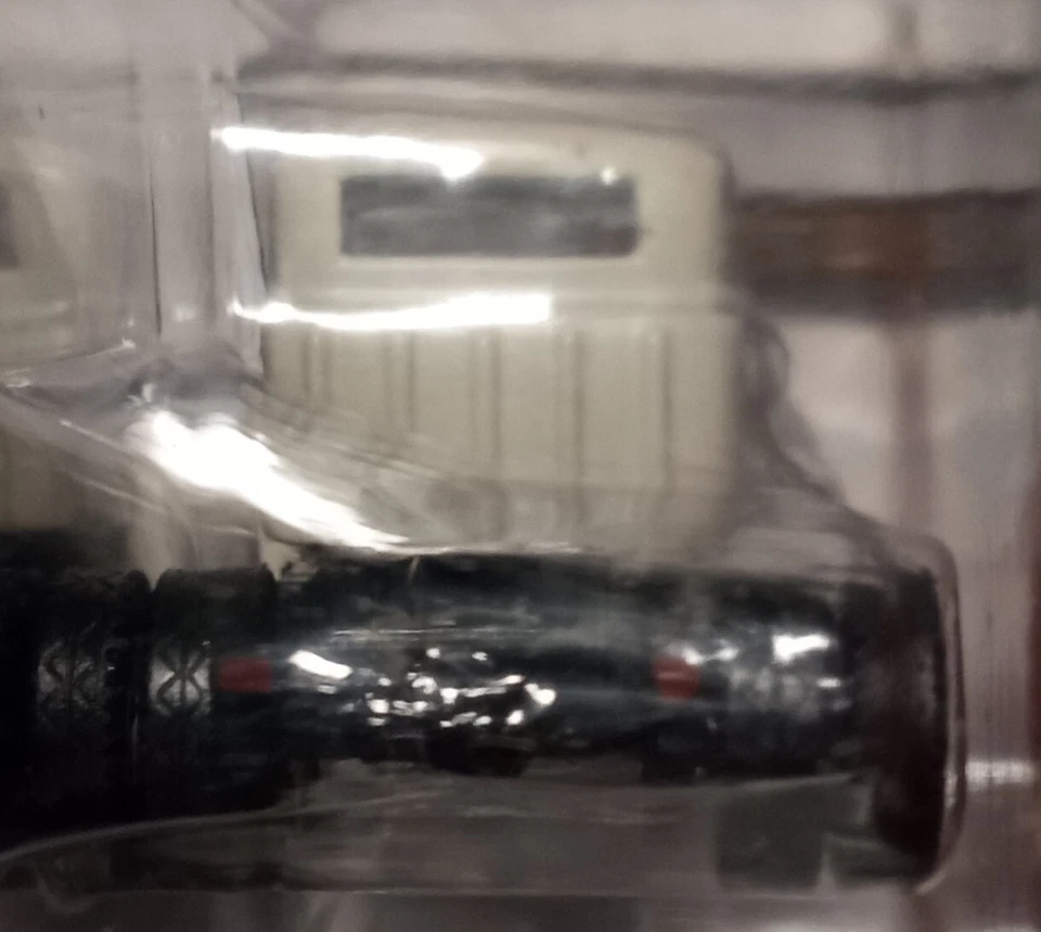 CMW Mini Metals #31113 1954 Intl. Harvester (IH) R-190 Tractor White Undecorated - Image 3 of 3