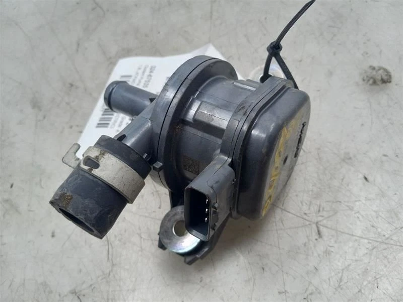 20-22 TOYOTA PRIUS 1.8L FWD AT ENGINE COOLANT PUMP  - Image 3 of 4