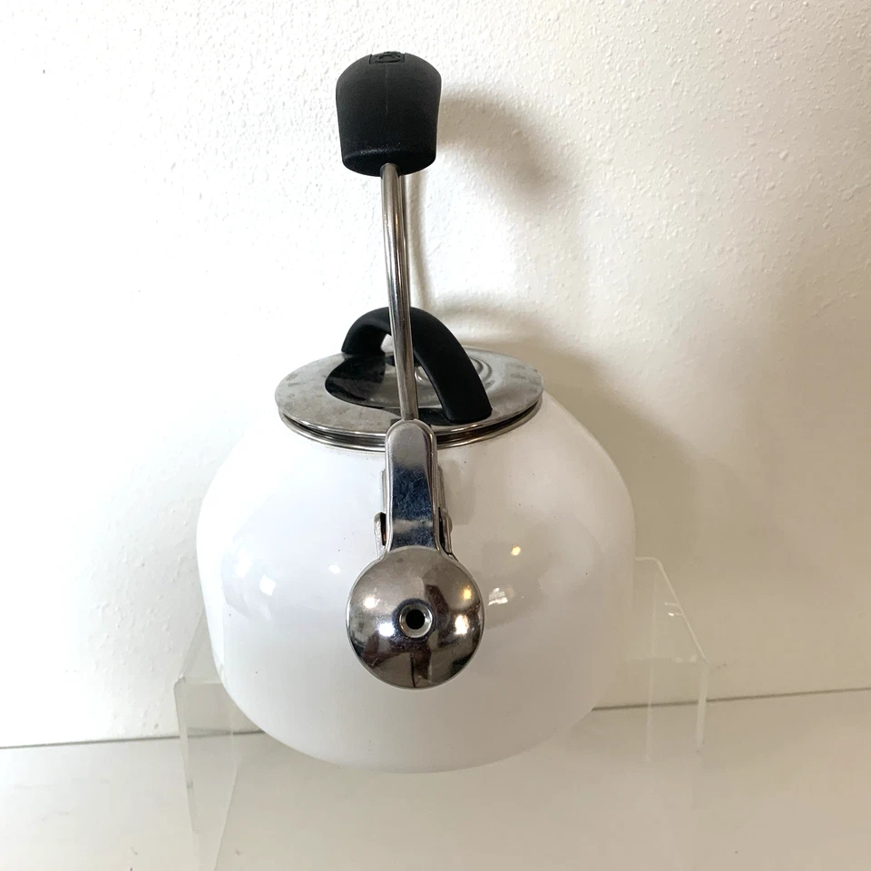 Tetera Chantal Whistling esmalte blanco acero inoxidable mango StayCool 2 cuartos de galón de colección Foto 4 de 4