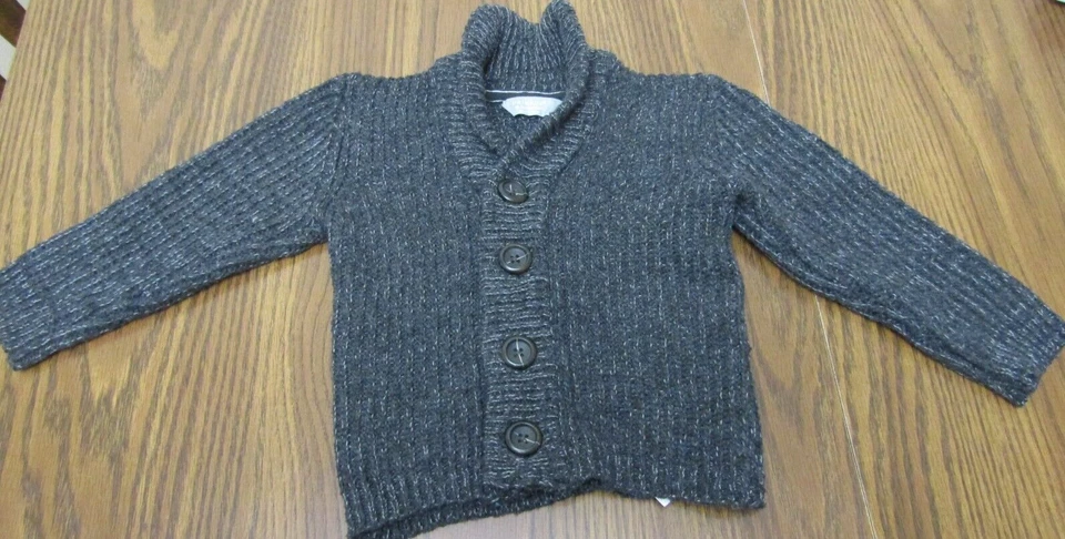 Surtido de ropa 18m - 2 camisas, peto, suéteres y una sudadera con capucha cada uno, usado Foto 2 de 4