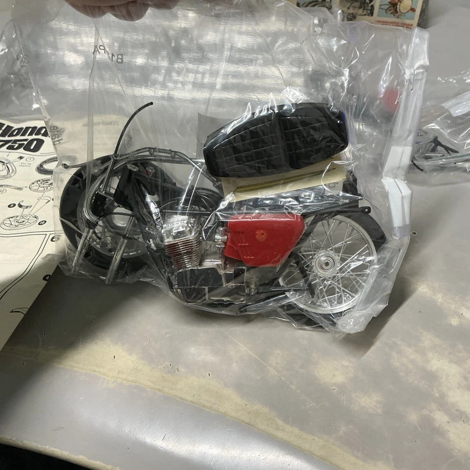 HONDA 750 FOUR - MPC 1/8 Kit Da Montare  - Model Products Corporation N. 1-1421 - Immagine 2 di 4