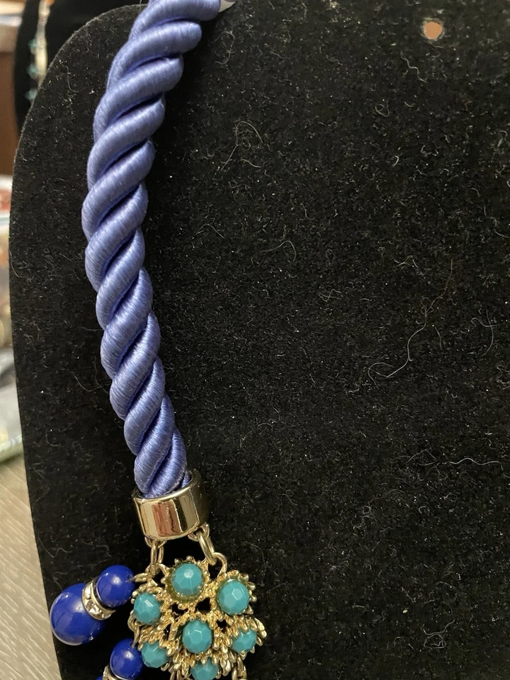 Collar Banana Republic - Cuerda Azul con Racimos Turquesa y Cuentas Foto 3 de 4