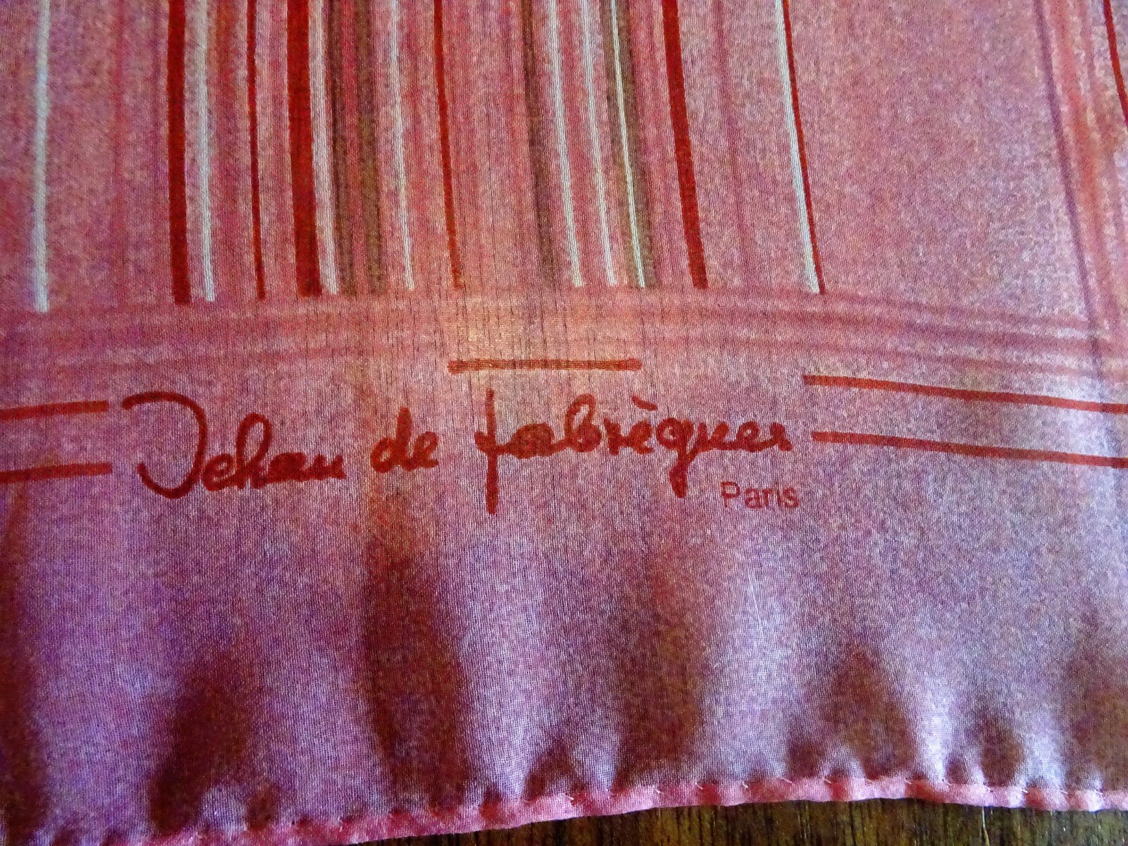 Foulard Vintage JEHAN DE FABREGUES PARIS - 76 X 77 Cm - Couleur Rose Polyester - Occasion Années 80
