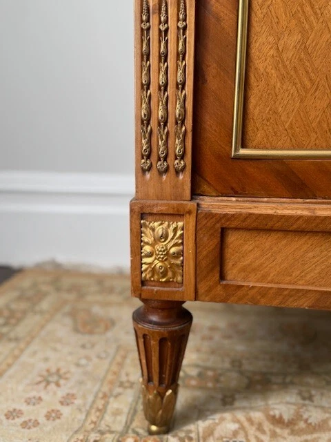 Antigo francês Credenza com tampo de mármore branco Carrera e sobreposição dourada - Imagem 2 de 4