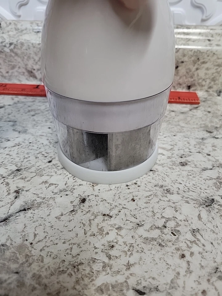 Picadora de alimentos manual blanca KitchenAid con mango de goma Appx 9" H x 4" W Foto 3 de 4