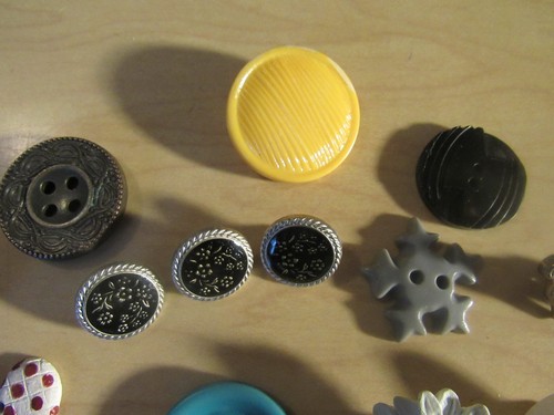 23 Vintage Novelty Buttons Assorted Sizes Shank and 2 hole and 4 hole - Picture 3 of 6