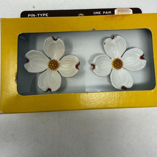 Par de cabañas Kenney de colección tipo pin con diseño de flores de madera de perro - Imagen 3 de 5