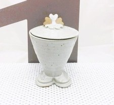 Mazagran avec couvercle en grès gris pied forme coeur aspect brillant 9,5 x 8 cm