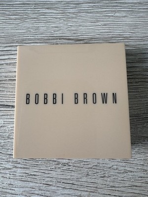 Bobbi Brown Illuminating Powder  Buff