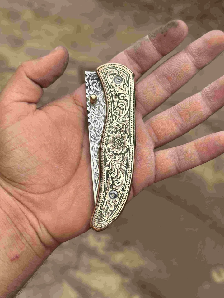 Faca dobrável gravada à mão – cabo de latão ornamentado e lâmina de aço gravada - Imagem 4 de 4