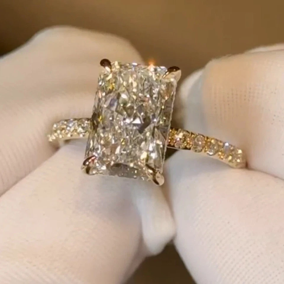 Anillo de compromiso halo oculto de moissanita corte radiante de 2,6 TCW en oro amarillo de 14 K Foto 2 de 4