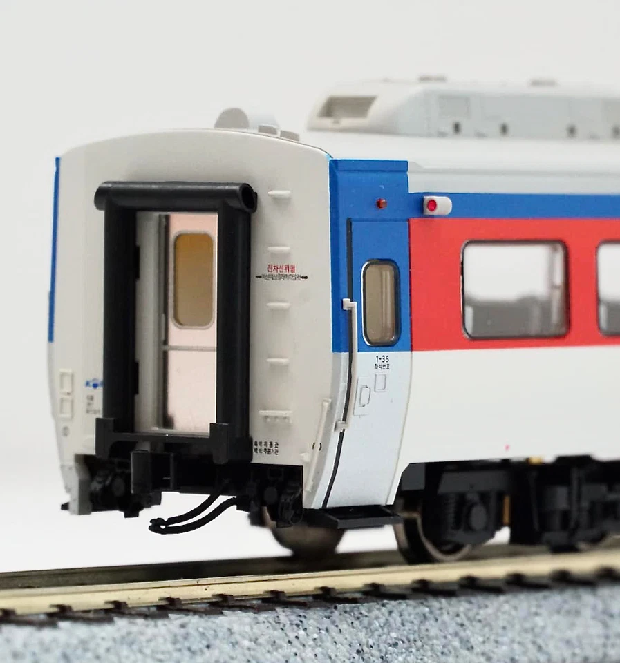 Hantrack HO MUH-103 Mugungwha Passenger Car, Korail, DC Analog LED Lights NEW - Image 3 of 4