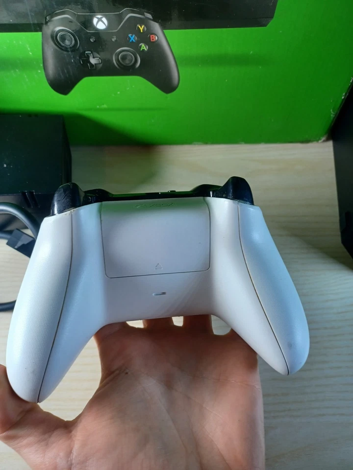 Microsoft Xbox One Nera Console, Controller, Gioco Fifa 15, Scatola. Cavi  - Immagine 4 di 4