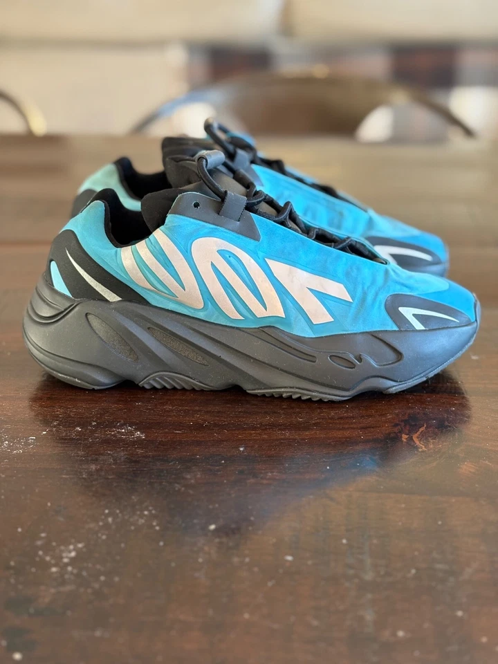 Yeezy Boost 700 MNVN - Tamanho 6 - Imagem 2 de 4