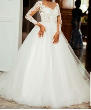 Ivory wedding dress size small with free 5m veil and dress silhouette 