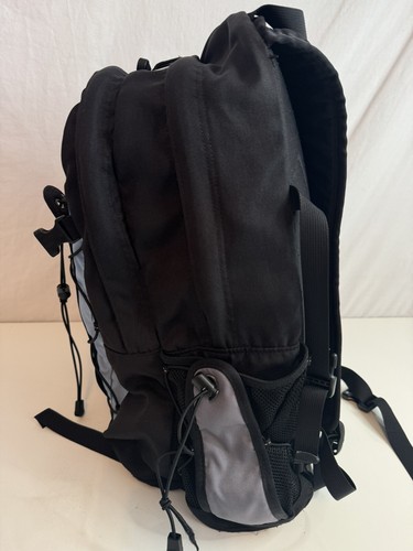 Mochila con honda The North Face negra compartimentos acolchados cuerda elástica senderismo - Imagen 4 de 8